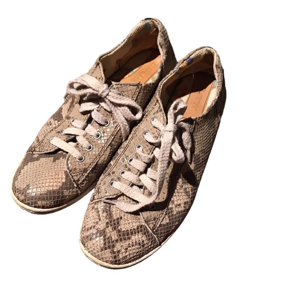 Born size 8.5 adorable sneakers in excellent condition see pics